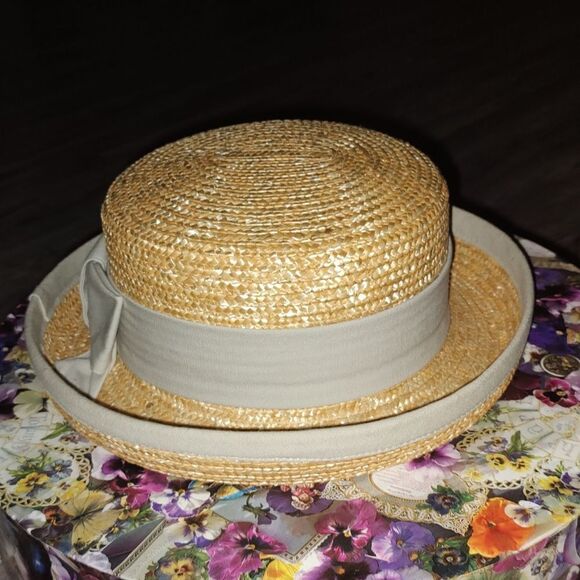 Stunning straw hat with khaki color trim and band - Picture 4 of 5